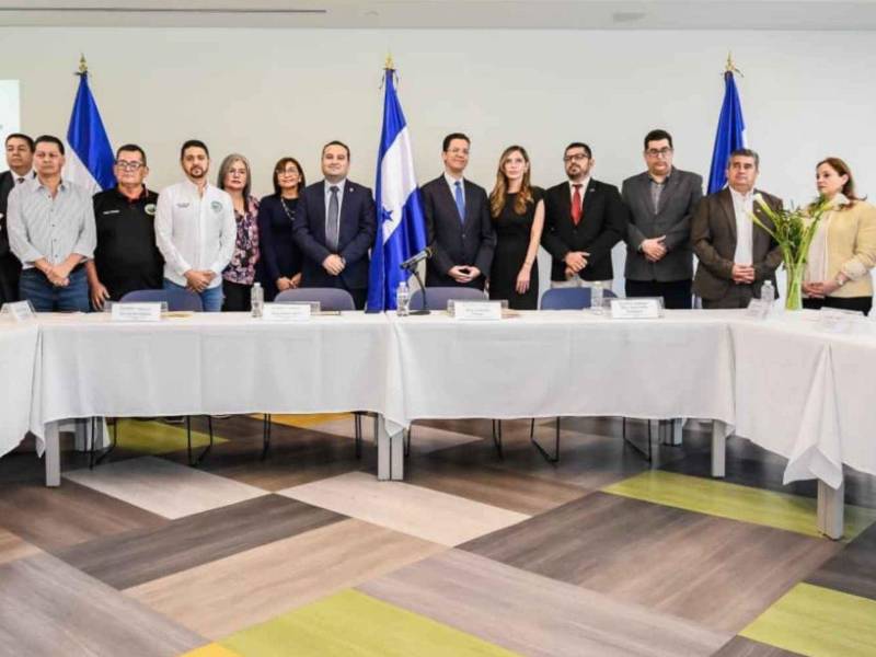 Durante varias semana los sectores han trabajado para llegar a los acuerdos necesarios, sin lograr un consenso. La fecha límite de los trabajadores es hasta el 1 de mayo.