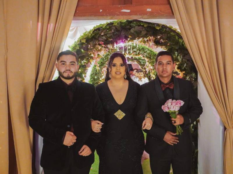 La madre de la quinceañera, Lilian Meza, junto a sus hijos José y Junior Munguía, al momento de ingresar al salón.