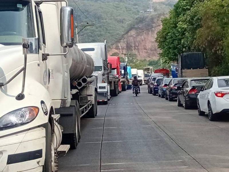 El conflicto entre transportistas de carga pesada, empresarios y autoridades hondureñas continúa escalando luego de que el gremio cumpliera este martes 26 de mayo su segundo día consecutivo de protestas y bloqueos en distintas carreteras del país.