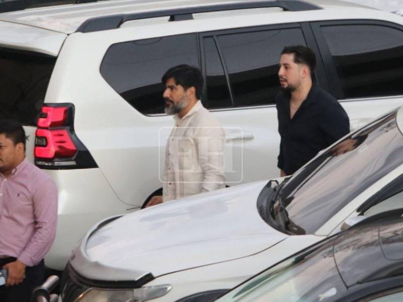 El fiscal suspendido llegó la tarde de este miércoles hasta el Congreso Nacional para presentar una misiva al presidente del Legislativo.