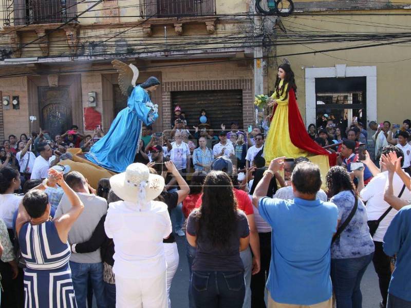 Decenas de capitalinos llegaron al centro de la capital para ver las Carreritas de San Juan.