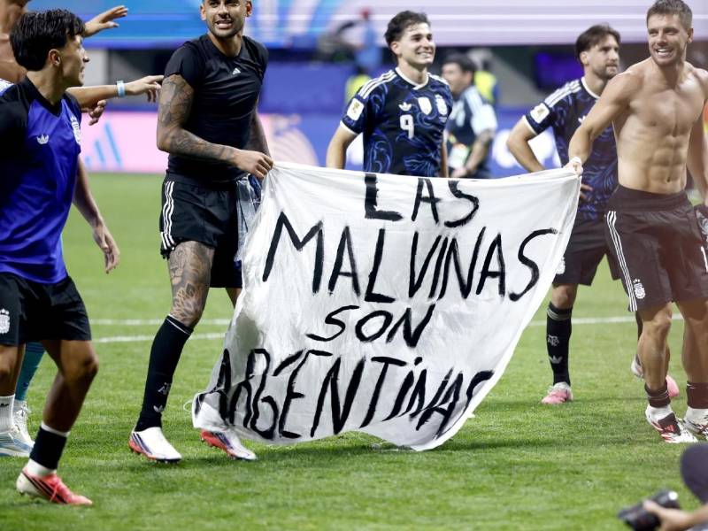 Las Malvinas son Argentinas decía la manta que hizo ingresar un aficionado al estadio.