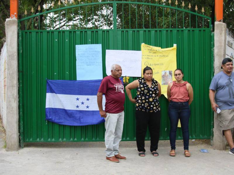 Las protestas continúan en escuelas e institutos de la capital, donde comunidades educativas rechazan la salida de vigilantes y personal de aseo.