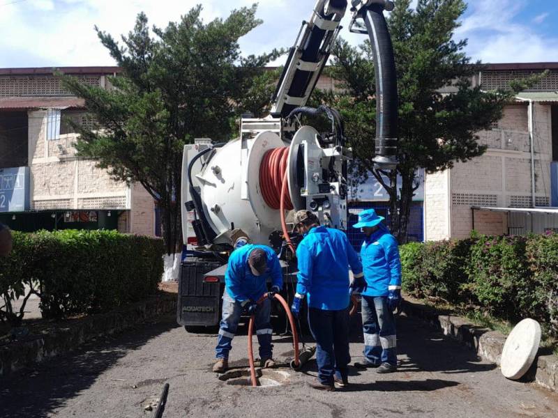 Las cuadrillas de UMAPS intensificaron la limpieza y desobstrucción de la red de alcantarillado sanitario y drenaje pluvial, con 3,840 trabajos ejecutados durante los primeros ocho meses de 2026.