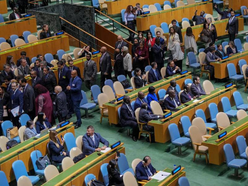Momento cuando las más de 70 delegaciones abandonaban el salón donde discursó Netanyahu.