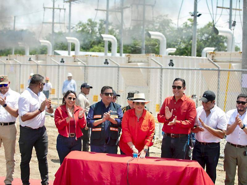 Momento en que la presidenta de forma simbólica encendió esta subestación de energía en El Progreso.