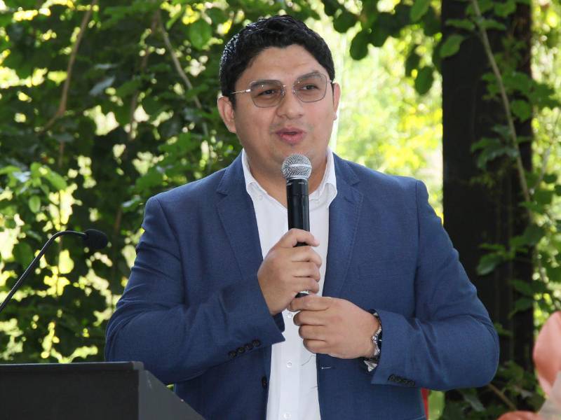Yasir Alvarado de Vanguardia se une junto con Nestlé a la concientización por el cuidado del ambiente.