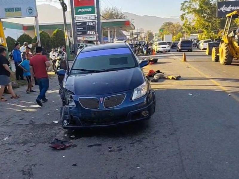 Este fue el segundo vehículo con el que impactó el joven motociclista.