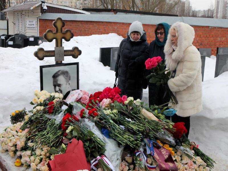 El cementerio Borísovski se ha convertido nuevamente en el epicentro de la resistencia silenciosa, donde una montaña de flores frescas ha cubierto casi por completo la sepultura del líder opositor Alexéi Navalny bajo la atenta vigilancia de las fuerzas de seguridad.