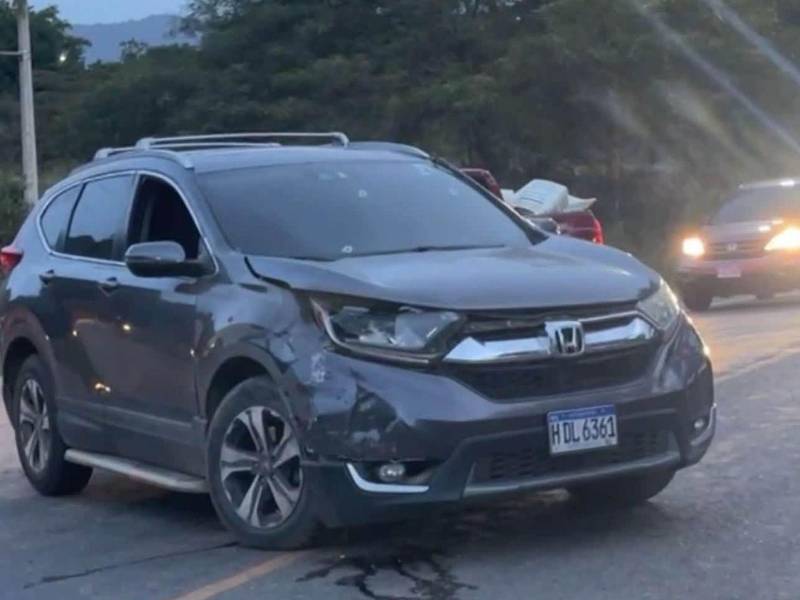 Así quedó el vehículo de Glendi Bautista tras el ataque armado.