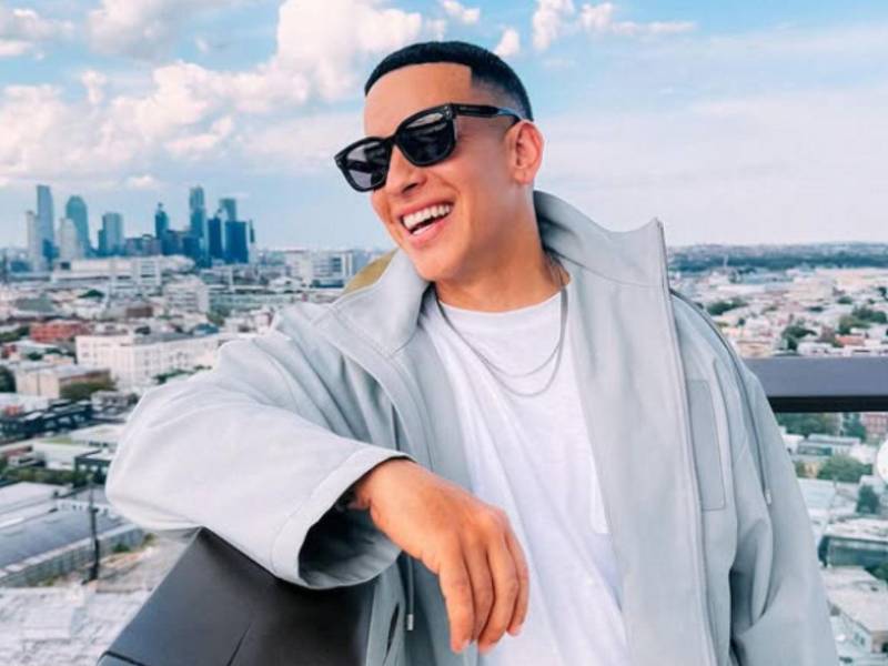El artista puertorriqueño Daddy Yankee dedicó un mensaje a la hondureña Maura Posadas luego de culminar su reciente presentación en Madrid, donde participó en el espectáculo musical del evento de la NFL. ¿Cuál fue la dedicatoria?