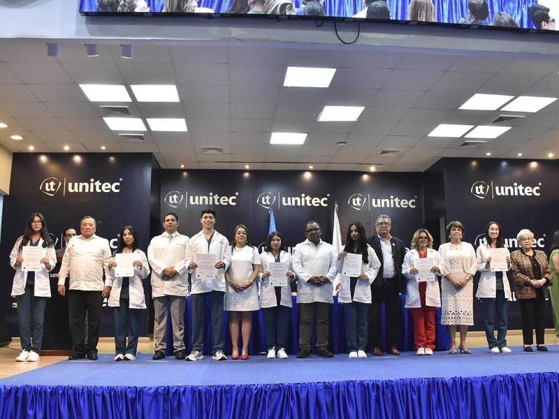 Estudiantes de Medicina y Cirugía, Odontología, Nutrición y Psicología recibieron la Bata Blanca, como símbolo de compromiso en su carrera.