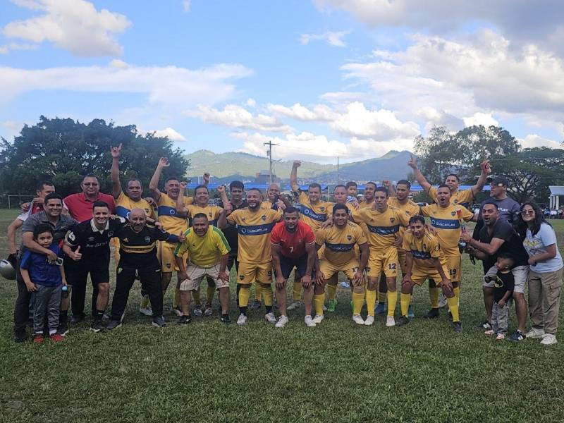 El festejo de CUSCATLÁN en familia tras alzarse con el trofeo de campeón de la Liga Bancaria de Veteranos 2025.