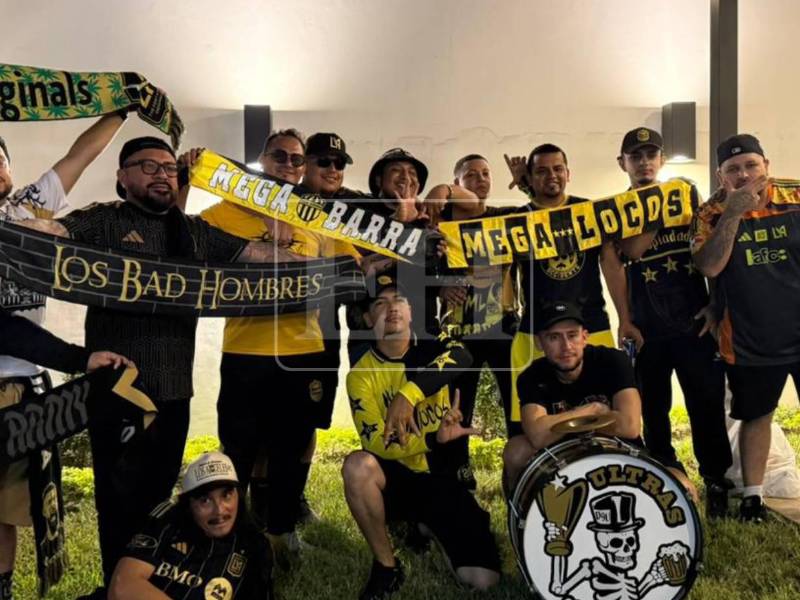 Aficionados del Real España le han dado un buen recibimiento a los visitantes de esta noche.