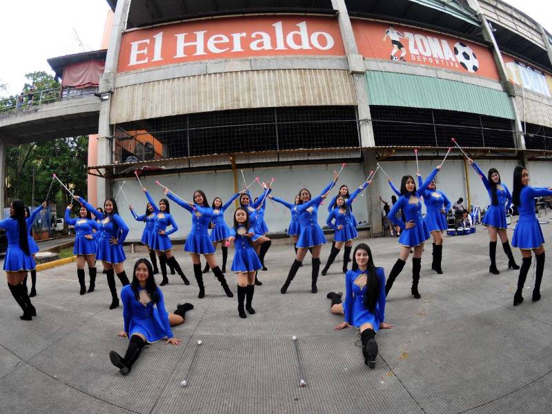 Con sus trajes azules y botas negras, las palillonas han perfeccionado sus pasos y movimientos durante meses de preparación.