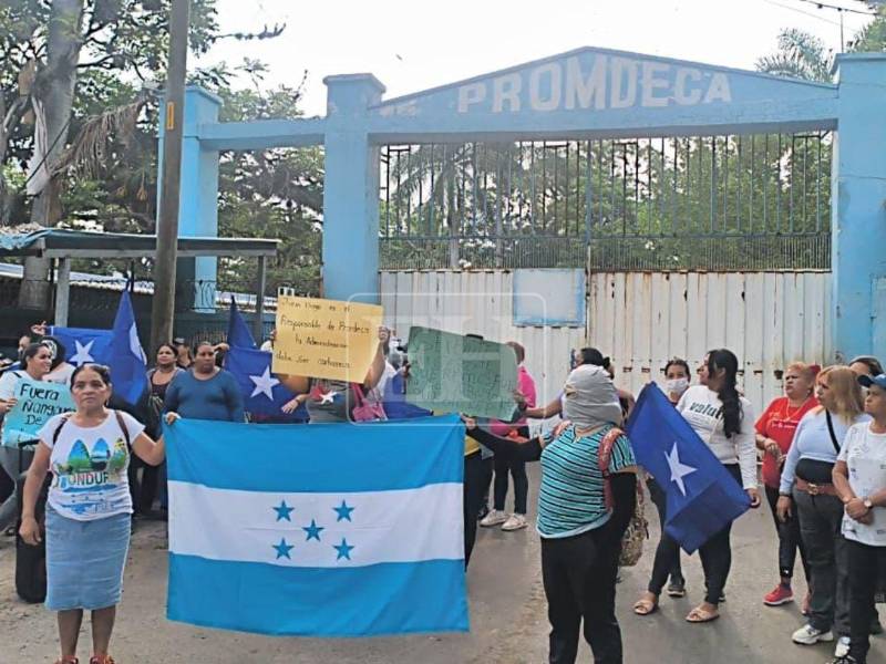 Los militantes nacionalistas llegaron con carteles en mano exigiendo que sean despedidos los empleados afínes a Libertad y Refundación (Libre).
