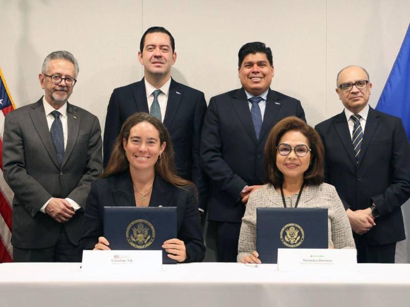 En la aprobación del proyecto estuvieron presentes Emilio Hércules (secretario de Finanzas), Roberto Lagos (presidente del Banco Central de Honduras) y Roberto Flores Bermúdez (embajador de Honduras en Estados Unidos).