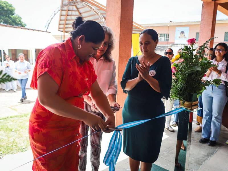 La alcaldesa de Marcala, La Paz, Carmen Bautista; junto a la presidenta de Amucafé, Carmen Regalado, realizan el tradicional corte de cinta.