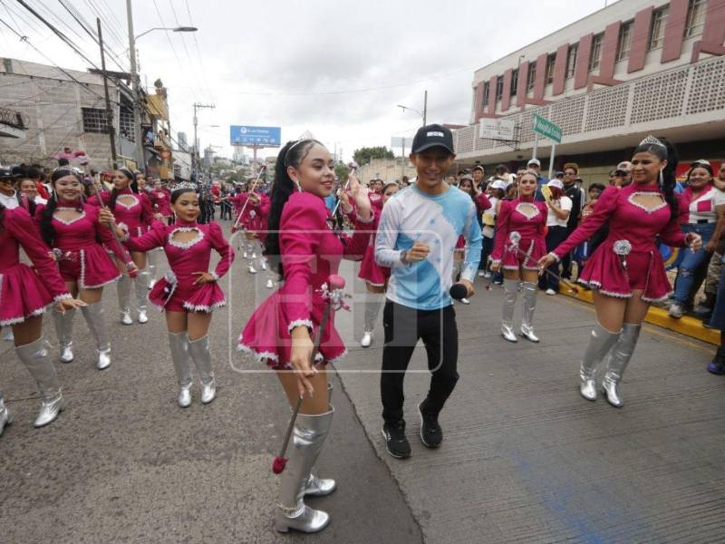 Shin Fujiyama, como un catracho más, bailó los ritmos tradicionales de Honduras durante los desfiles del bulevar Suyapa en Tegucigalpa, en el marco de los 205 años de independencia patria. Aquí una secuencia de su participación.