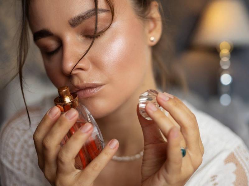 El mercado de los perfumes con efecto seductor ha vuelto a ganar protagonismo, pero ¿respalda la ciencia esas promesas? Expertos en olfatometría y comportamiento explican qué puede y qué no puede hacer realmente una fragancia.