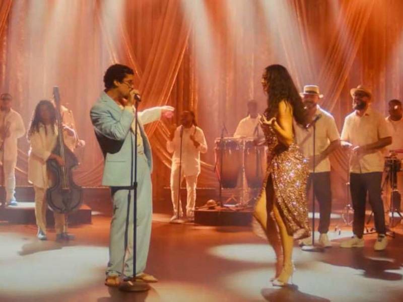 La identidad puertorriqueña quedó asimismo muy marcada en la canción 'PIToRRO DE COCO', que da a conocer una bebida hecha con ron muy popular en la isla a golpe de cuatro (instrumento de cuerda nacional), mientras que la salsa vino de la mano del éxito 'BAILE INoLVIDABLE'.