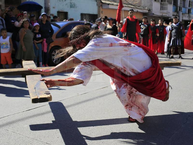 Una persona que representa a Jesús participa en el Vía Crucis de Semana Santa en Tegucigalpa es lanzado al suelo en su camino al Gólgota, recordando la pasión de Cristo. Esta es una compilación de las mejores imágenes de Semana Santa 2026.