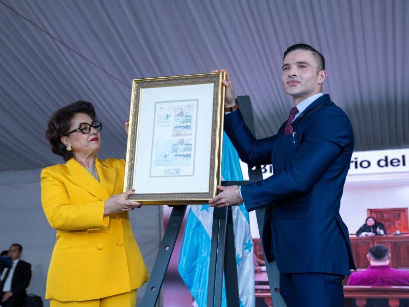 El director del Correo Nacional de Honduras, David Zelaya, entregó a la presidenta del Poder Judicial, Rebeca Ráquel, la hoja filatélica, con varios episodios históricos de este poder del Estado.