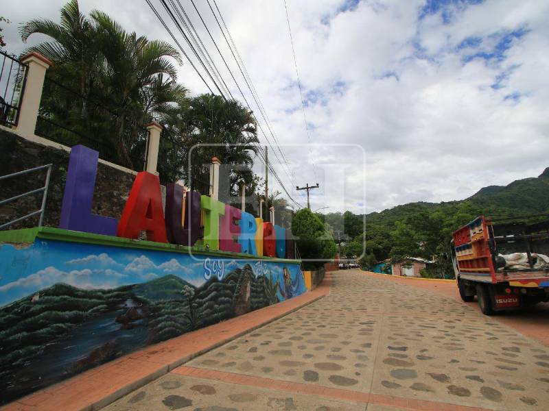 Tal y como lo dice el mural que da la bienvenida al casco urbano de Lauterique, su gente vive feliz, sin incidencia de homicidios y otros hechos violentos.
