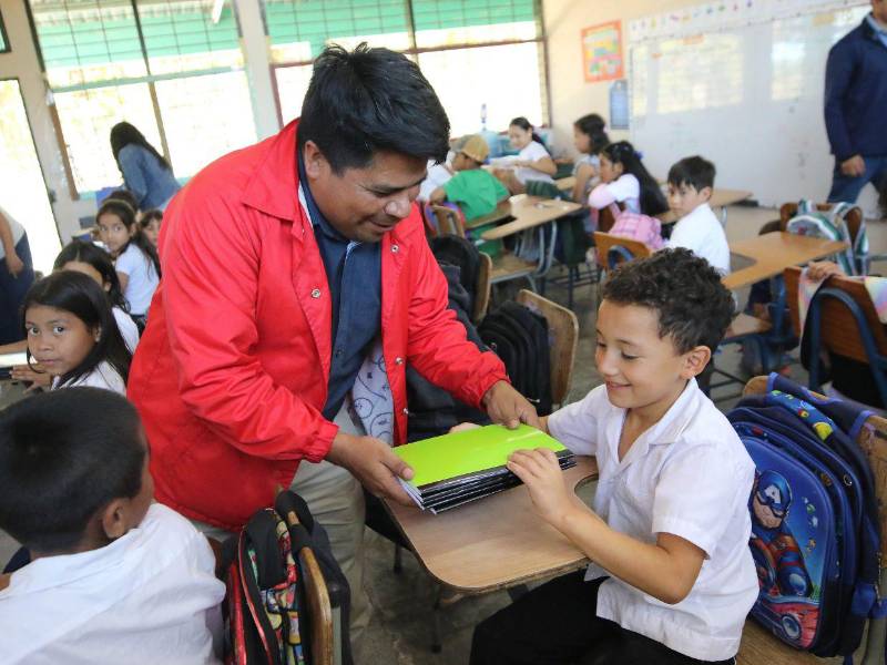 Cada cuaderno entregado representa una nueva oportunidad de aprendizaje para estudiantes de Santa Lucía.