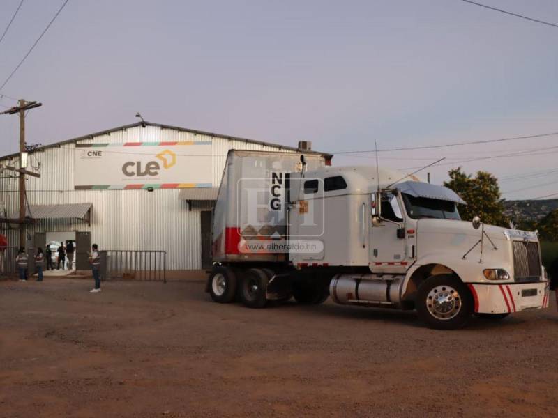 Autoridades del Consejo Nacional Electoral (CNE) anunciaron que desde este martes -18 de noviembre- se comenzó a movilizar material electoral hacia las bodegas designadas para el inicio del proceso de distribución, que está programado para el jueves 20 de noviembre.