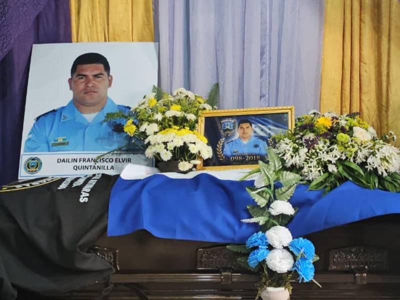 Durante el velatorio del agente policial Dailin Francisco Elvir Quintanilla, uno de los policías asesinados durante un enfrentamiento en Corinto, Omoa, Cortés, su tío brindó declaraciones sobre lo último que dijo su familia antes de que tuviera que irse para atender su llamado a cumplir con el deber.