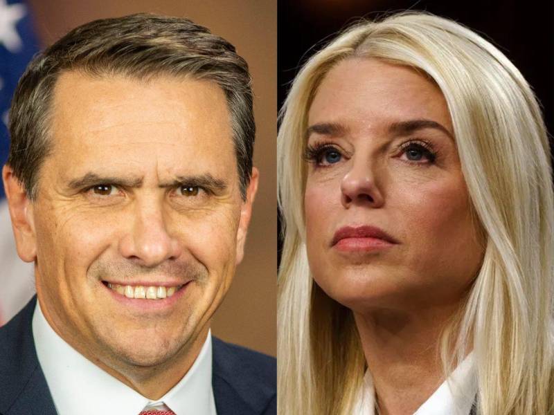 En la imagen aparecen Todd Blanche, fiscal general interino, y Pam Bondi, fiscal general destituida.