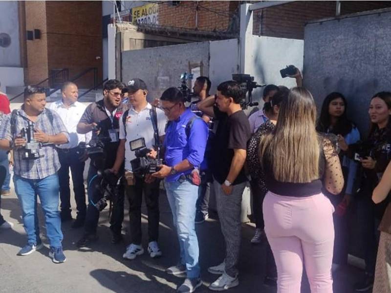 En las afueras de los juzgados hay mucha expectativa por la llegada de Flores.