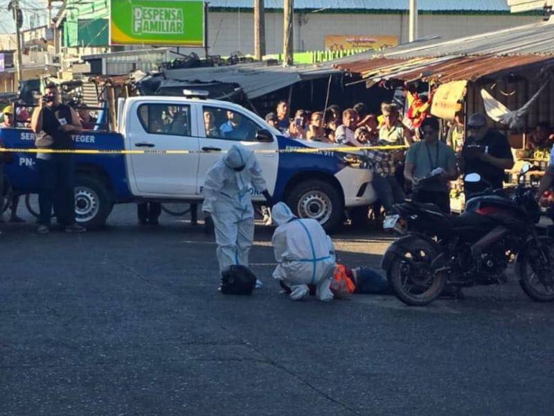El cuerpo de la víctima quedó tendido en plena vía tras el ataque.