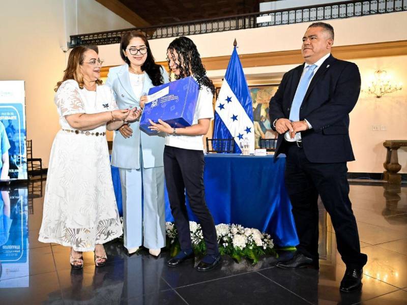 Los estudiantes con excelencia académica fueron premiados con medallas, una beca, tabletas electrónicas y otros beneficios por parte del Gobierno.