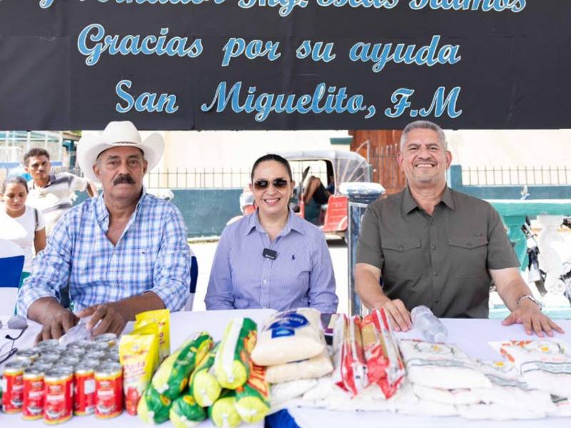 Fátima Juárez, titular de la Secretaría de Desarrollo Social (Sedesol), junto a Blas Ramos, Gobernador de Francisco Morazán, entregaron las raciones de alimento en el municipio de San Miguelito.
