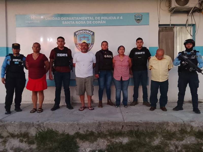 En la imagen, tres de los cuatro familares y el doctor que supuestamente abusaba de la menor a cambio de dinero que le pagaba a los familiares de la víctima.