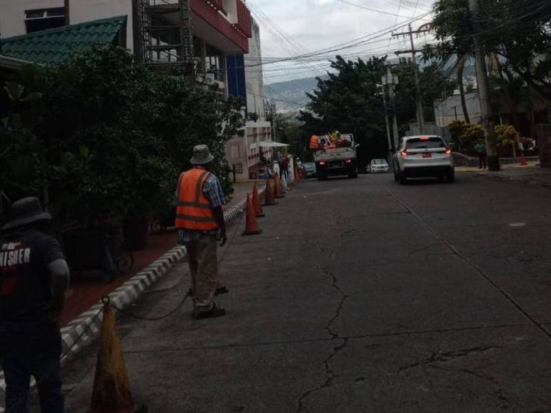 De acuerdo con las denuncias recibidas, en algunos puntos de la ciudad los cobros alcanzan hasta los 100 lempiras por vehículo.