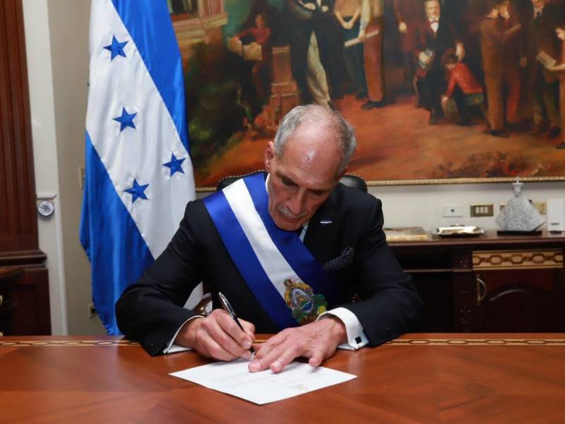 ¿Cuáles han sido las 10 primeras decisiones de Nasry Asfura como presidente de Honduras? En 24 horas el mandatario hondureño ya hizo oficial varias determinaciones que han dado de qué hablar en territorio nacional.