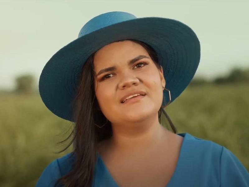 En esta, su primera entrega, Guaras contó con la colaboración de la cantante hondureña Adriana Banegas, quien sumó su voz a un proyecto que Guevara define como un canto de amor y responsabilidad compartida.