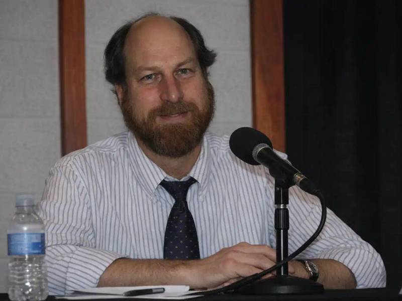 La comunidad científica se encuentra consternada tras confirmarse el asesinato de Carl J. Grillmair, el brillante astrofísico de 67 años, cuyo trabajo permitió a la humanidad confirmar la existencia de agua en otros planetas. El científico fue atacado a balazos en el porche de su propia residencia, en el sur de California. ¿Qué se sabe del crimen? Esto se sabe.