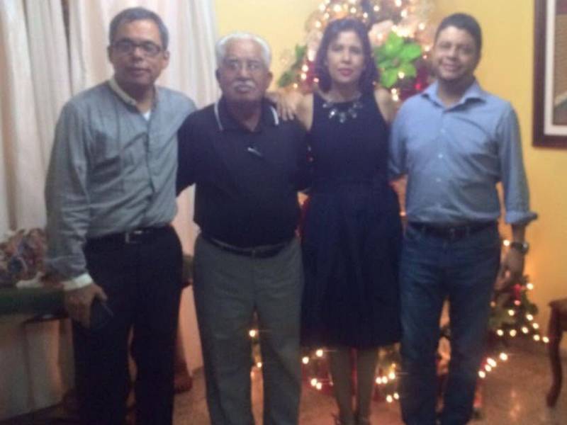 El reconocido economista comparte un recuerdo familiar junto a su padre y sus hermanos.