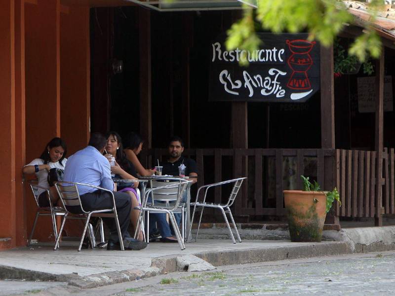 En la vida moderna: Hoy, los refranes hondureños también navegan en redes sociales, reinventando la tradición en clave digital.