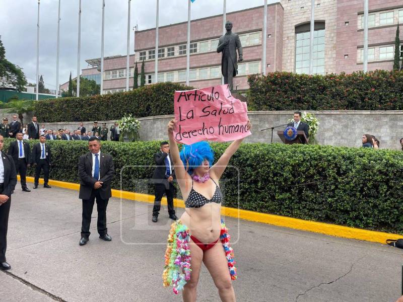 Floridalia cargaba una pancarta sobre el derecho a salud, exigiendo que se le pague los sueldos pendientes a los médicos.
