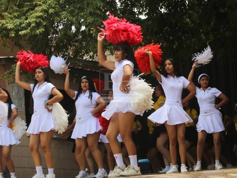 Pomponeras del Instituto Gubernamental San Pablo afinan sus pasos para participar en los desfiles patrios del 15 de septiembre.