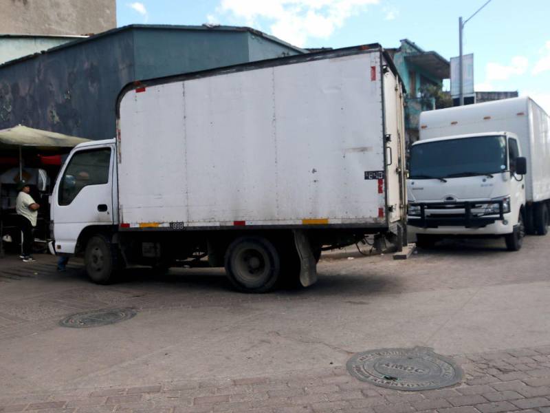 Problemas de tráfico en Tegucigalpa se deben a exceso de vehículos y falta de respeto a las normas de carga y descarga.