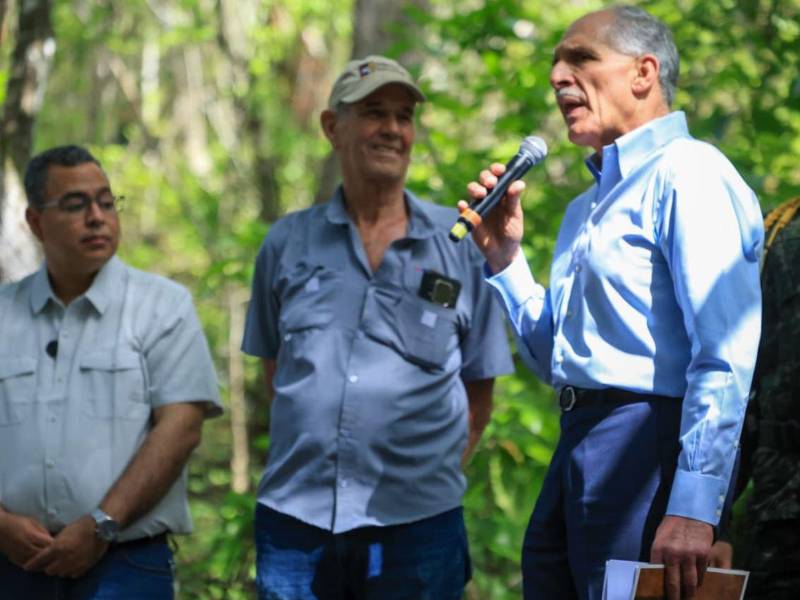 El presidente de la República, Nasry Asfura participó este domingo en el Guacamaya Fest 2026 que se llevó a cabo en Compán Ruinas, donde se liberaron a doce guacamayas rojas.