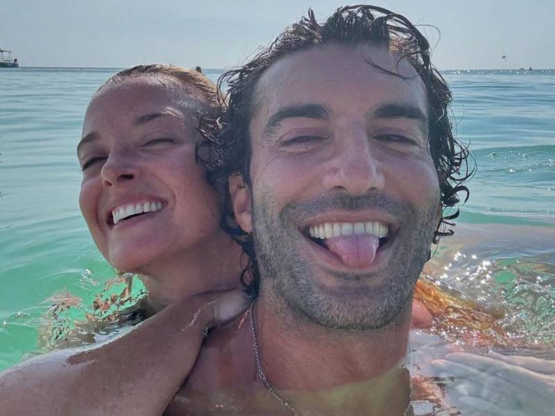 La mujer del actor, Emily Baldoni reconoció que el impacto emocional de la situación ha sido profundo y aseguró que todavía intenta entender lo ocurrido.