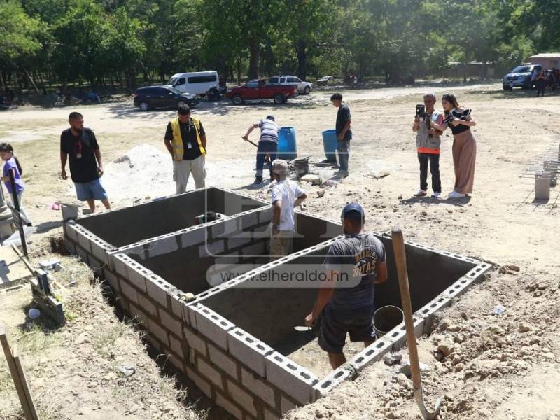 Los preparativos para dar el último adiós a los seis integrantes de la familia Cortés Mejía que murieron en el incendio registrado en los bordos de Esquipulas iniciarion este jueves en el cementerio municipal de El Ocotillo, en San Pedro Sula, Cortés, al norte de Honduras, donde será habilitada una sola fosa para sepultar a las víctimas.