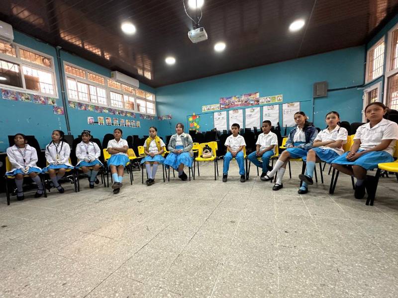 Los integrantes del Comité Ambiental en el Rafael Pineda Ponce #2 prestan atención en la exposición sobre los ecosistemas.